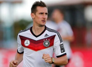 德國傳奇克洛澤「7次頭錘破網」紀錄至今無人能破